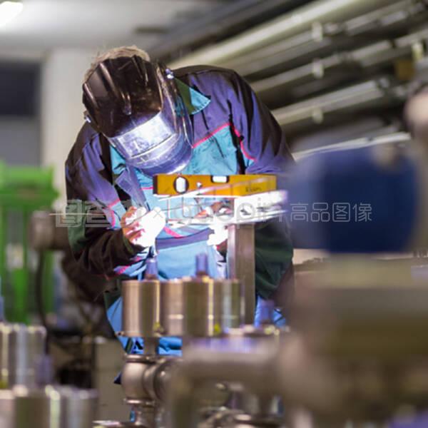 金属工厂的产业工人焊接。